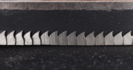 Detaillierte Ansicht eines Sägeblatts für Metallbandsäge mit spezifischer Zahnung